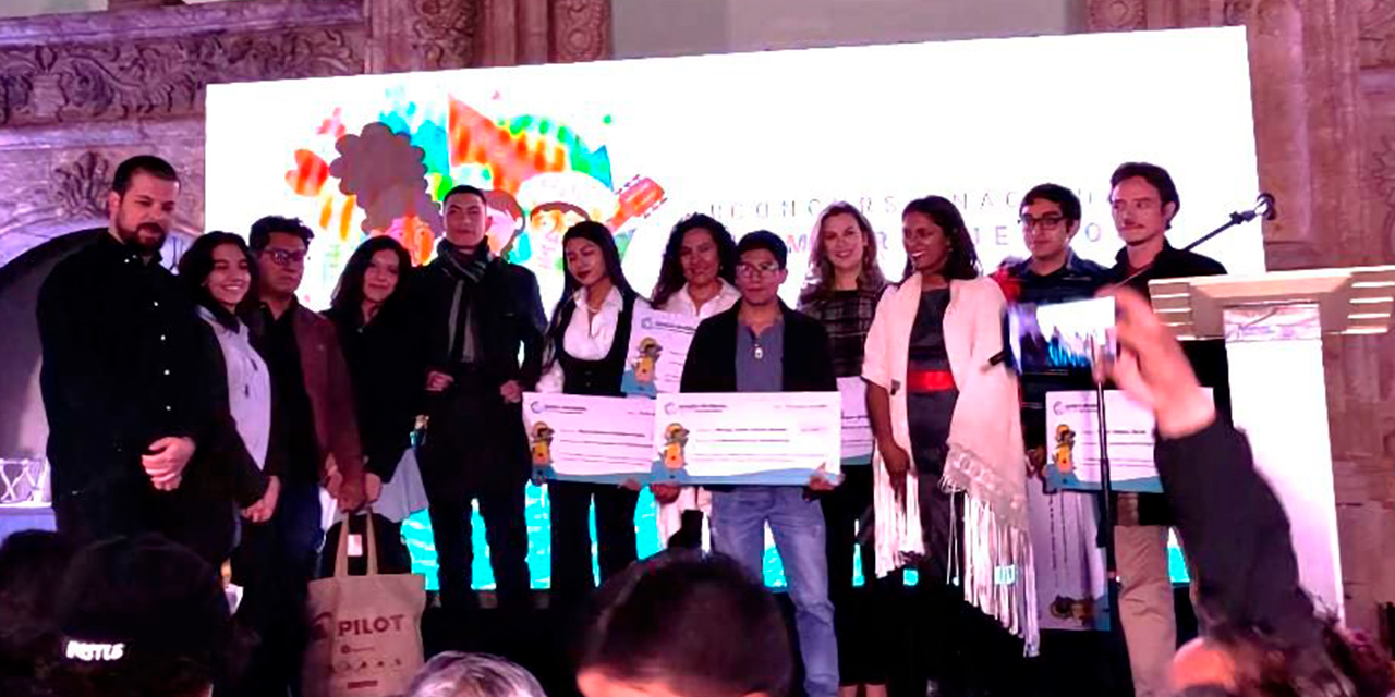 Los ganadores con sus reconocimientos. Foto: BM