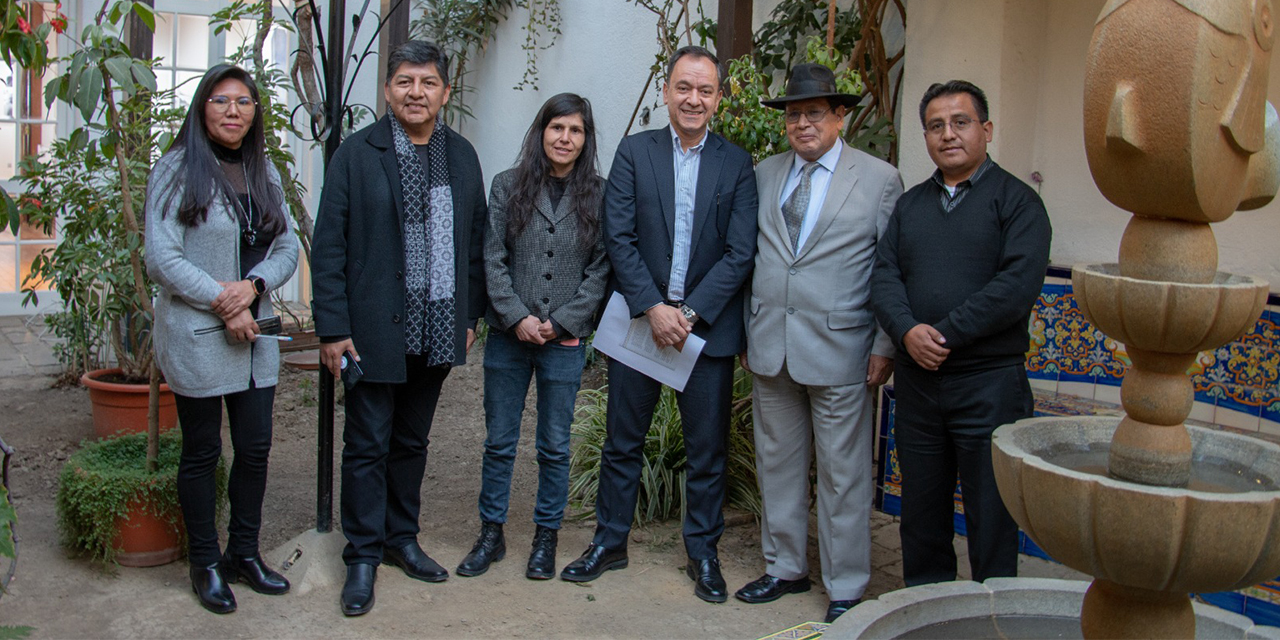 El docente y asesor del Banco Central de Colombia visitó a la Fundación Cultural BCB