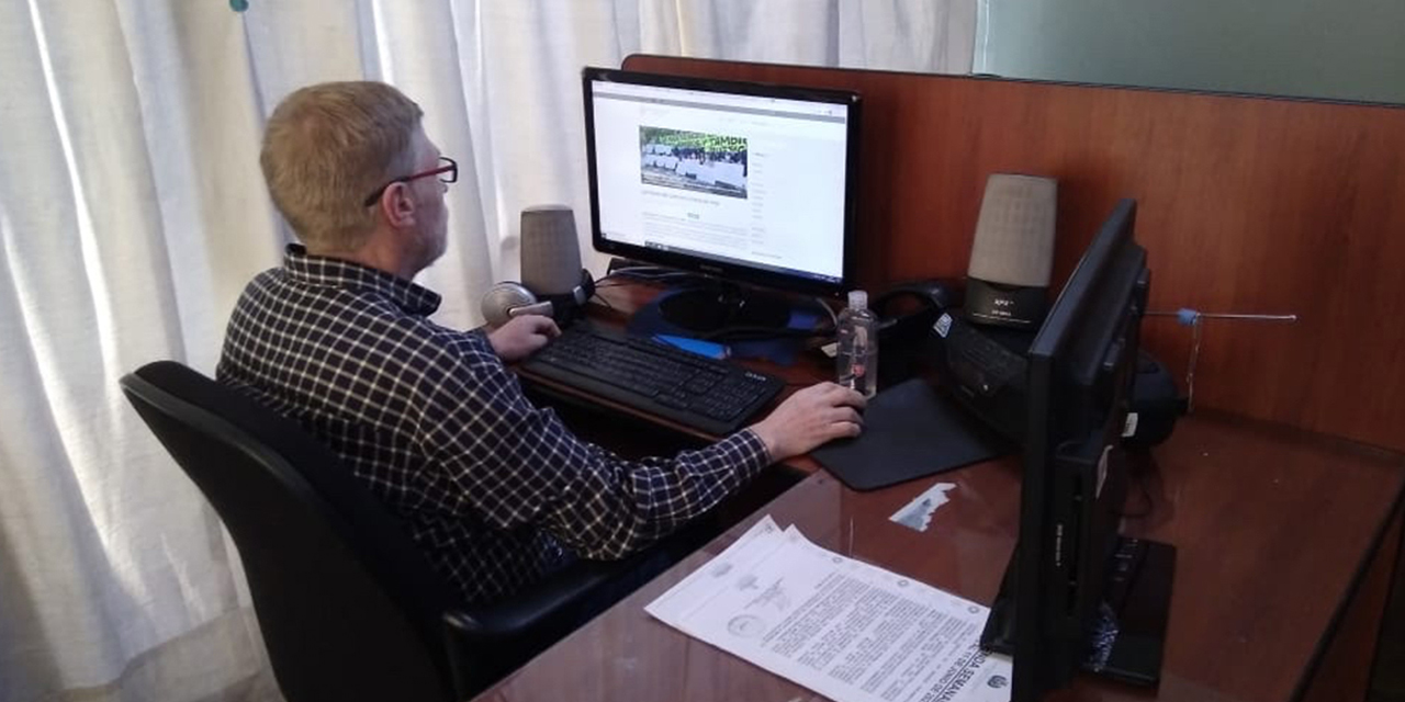 Mauricio Carrasco en su escritorio, en la oficina de la ABI. (Foto: ABI)