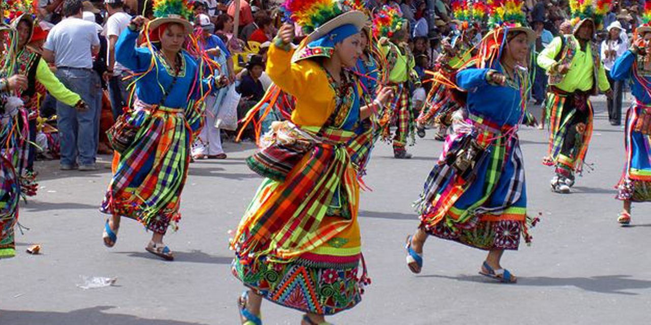 Bailarines de Tinku en la fiesta de la Virgen de Urkupiña