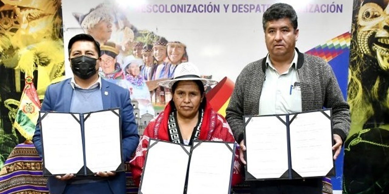 La ministra de Culturas, Sabina Orellana y autoridades de las alcaldías de Oruro y de Tarata, Cochabamba, firmaron convenios para la construcción de Casas de la Memoria.