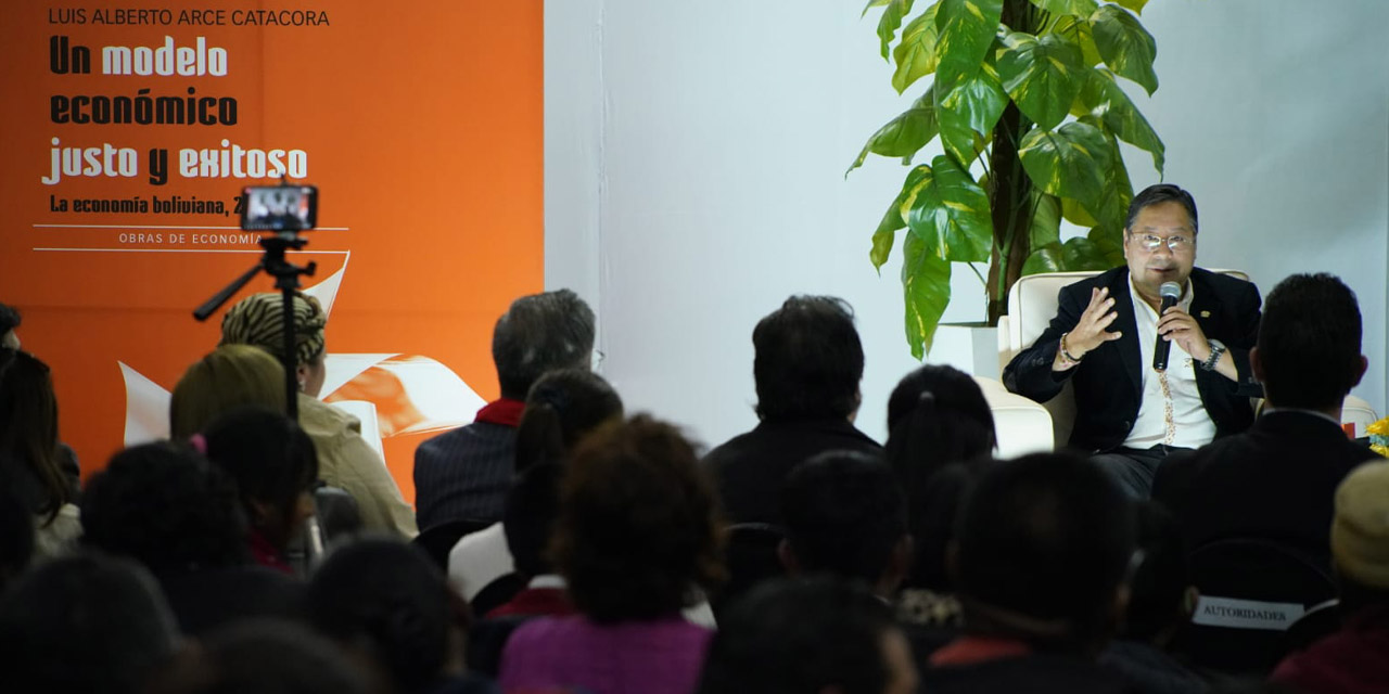El presidente Luis Arce en plena exposición. / Foto: Jorge Mamani