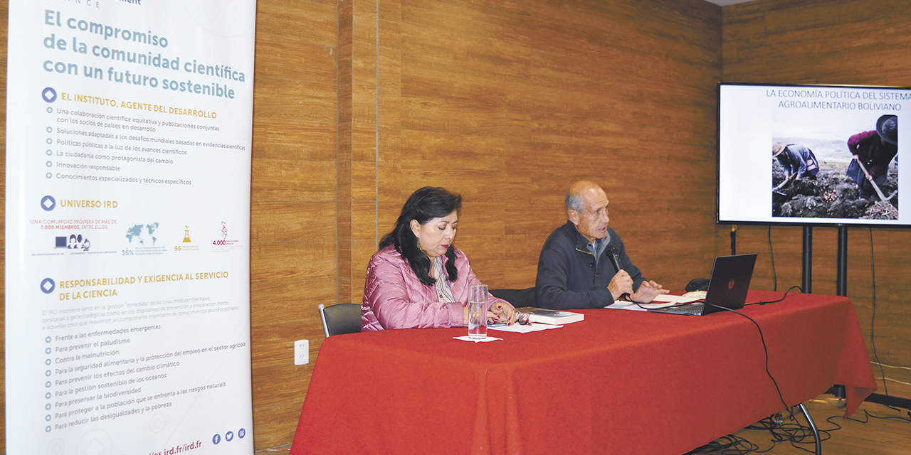 Julio Prudencio Böhrt, autor del libro, acompañado por Pamela Cartagena, directora general del Cipca, durante la presentación de la obra.