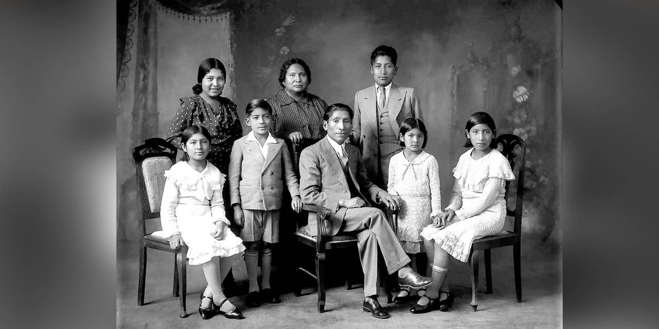Martín Chambi y su familia. | Foto: Archivo Histórico Martín Chambi