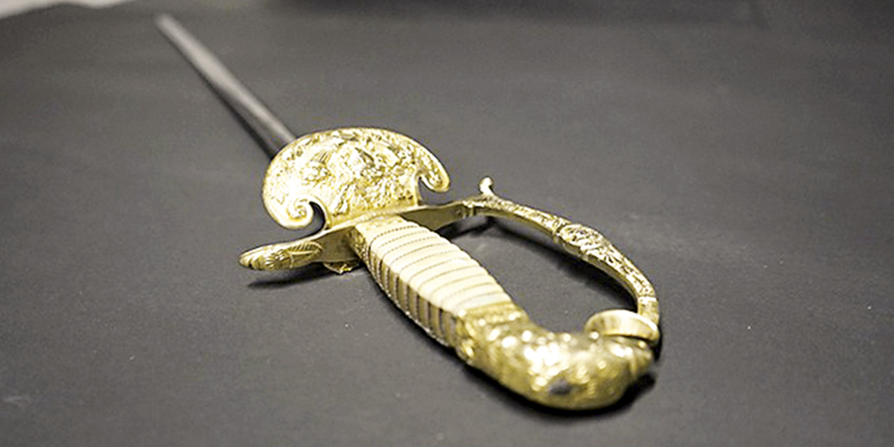 Una espada de acero con mango labrado en bronce utilizada en la Guerra del Pacífico.