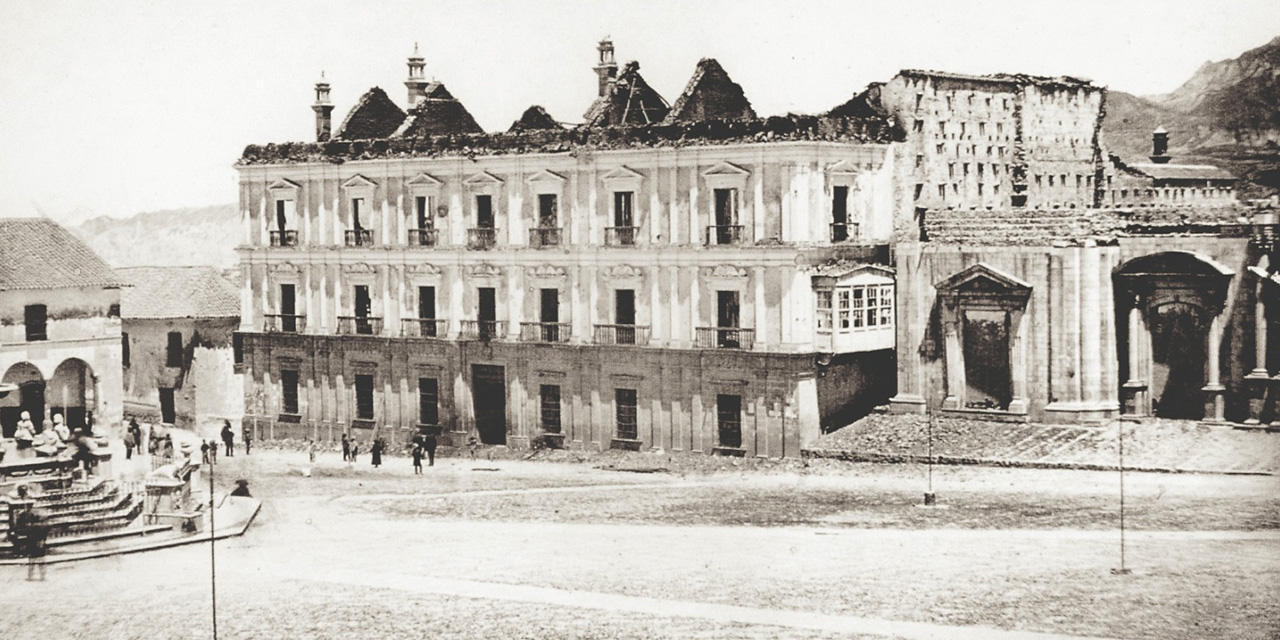 El Palacio de Gobierno luego de haber sido quemado