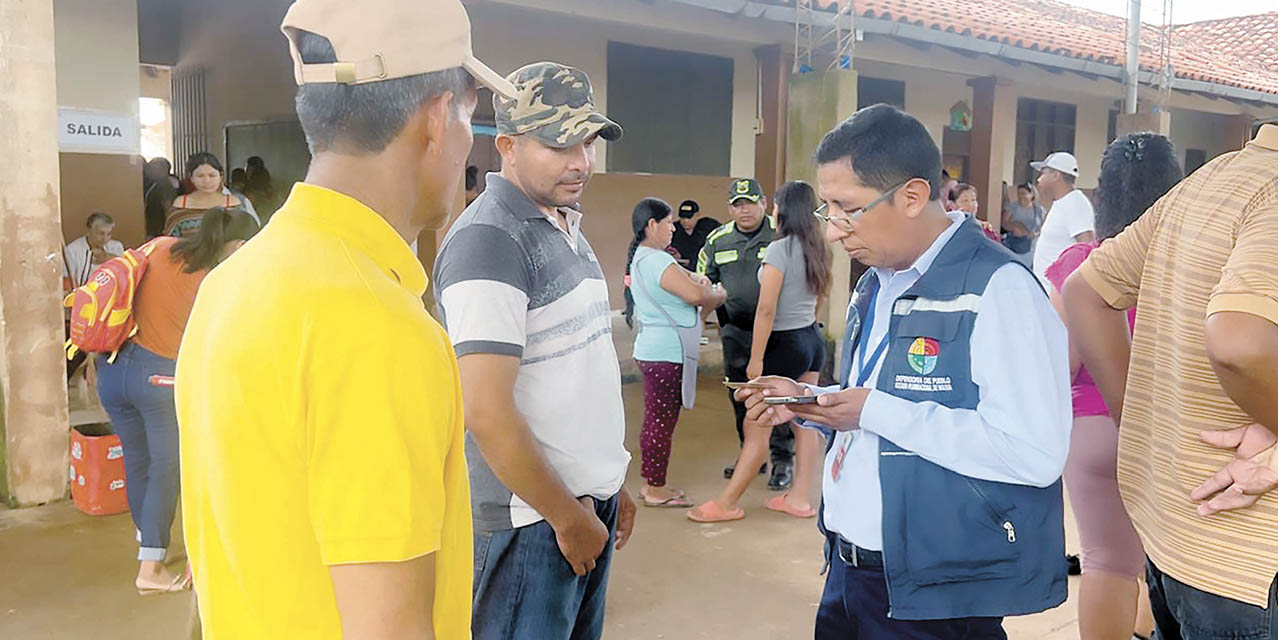 Personal de la Defensoría del Pueblo en uno de los centros de votación. 