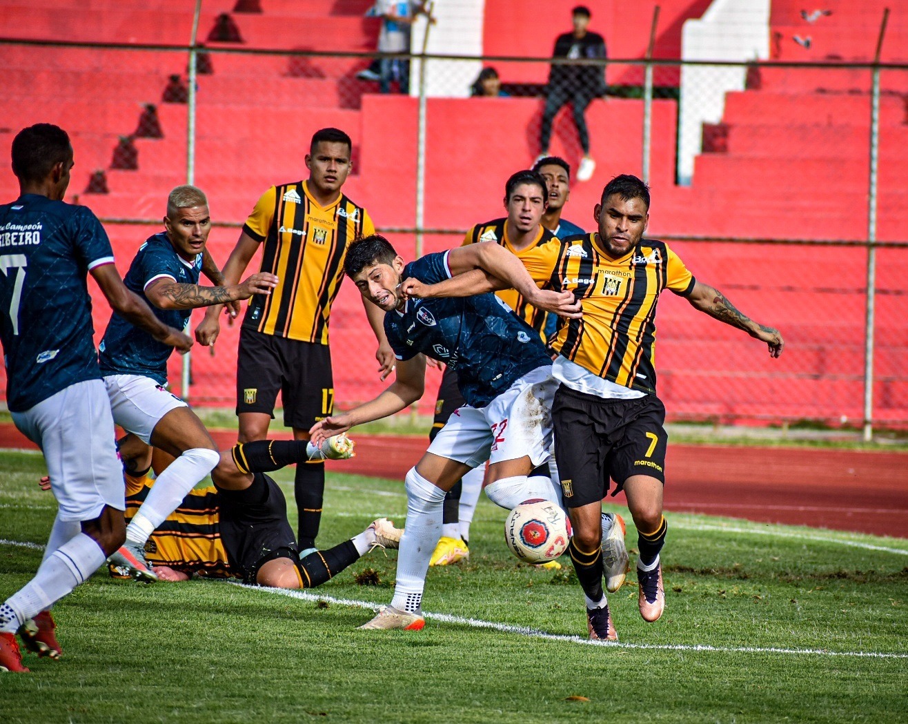 Pedro Azogue, de Tomayapo, y Saúl Torres, del Tigre, luchan por la posesión de la pelota.