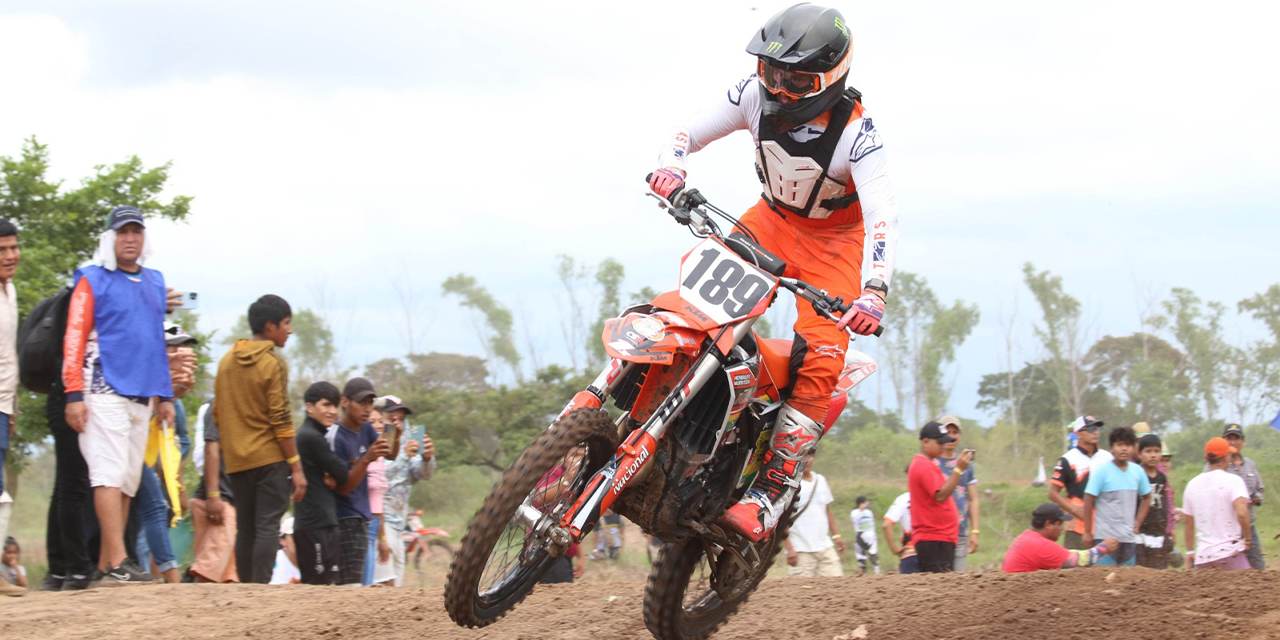 El motociclista Marco Antezana en plena competencia.