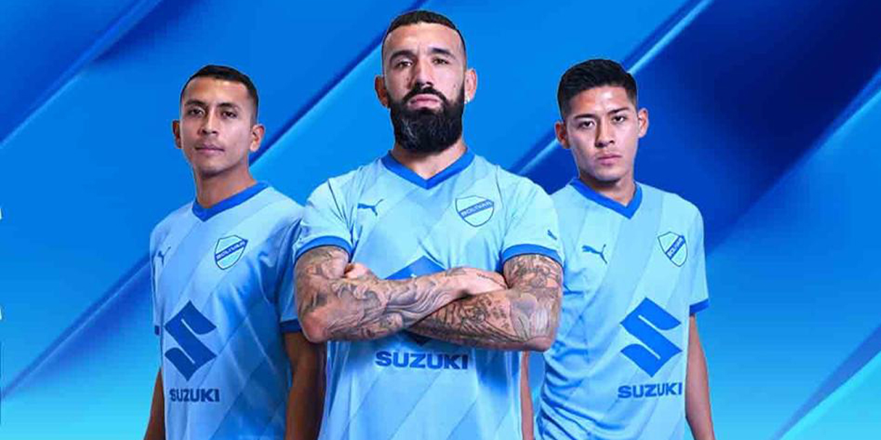 Roberto Fernández, Ronnie Fernández y Ramiro Vaca lucen la nueva camiseta de Bolívar. (Foto: Bolívar)