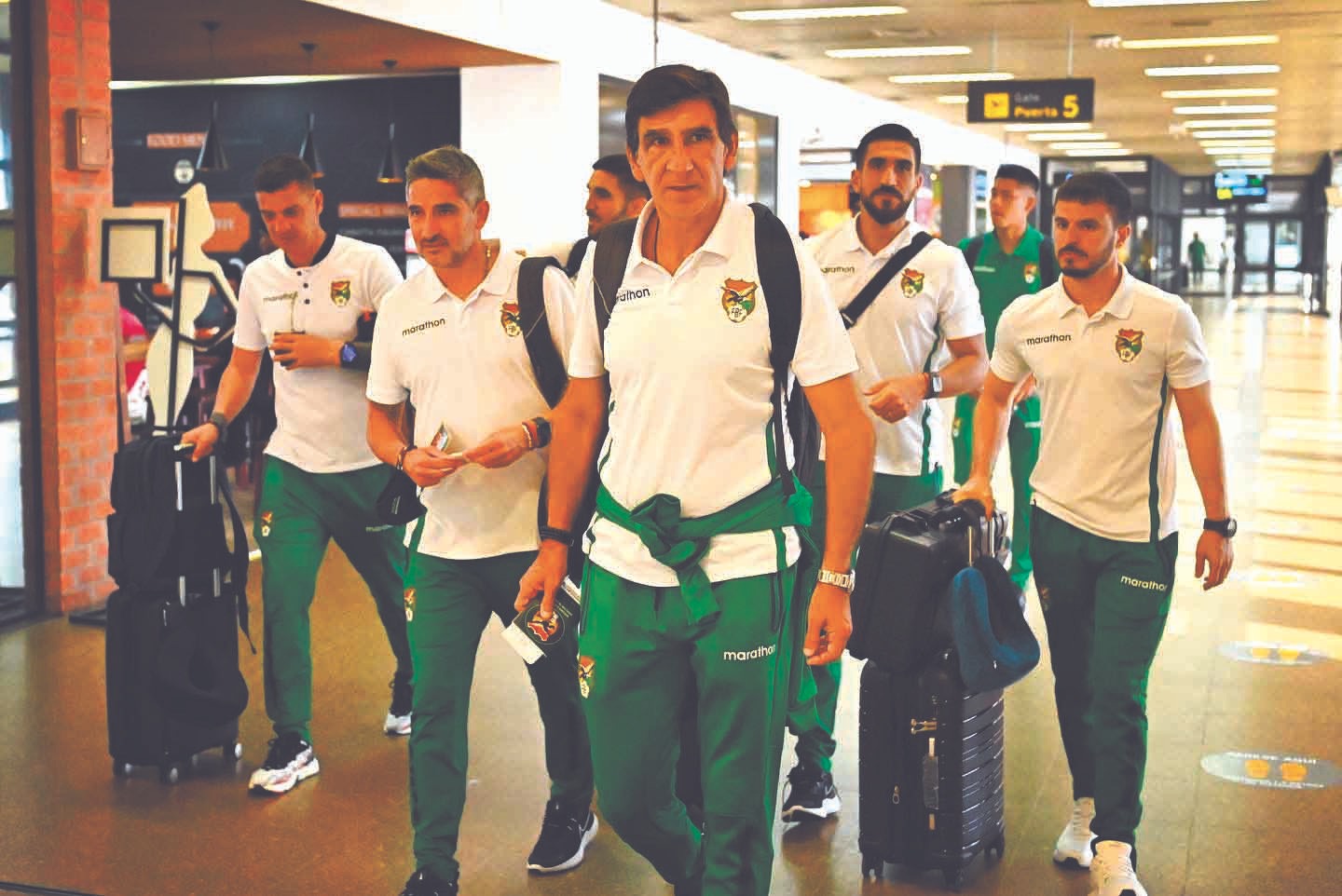 El técnico Gustavo Costas junto a su equipo de colaboradores en el aeropuerto cruceño de Viru Viru. 