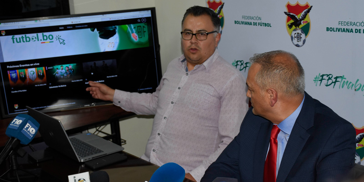 José Claure (de camisa) durante el lanzamiento de Futbol.bo. (Foto: APG)