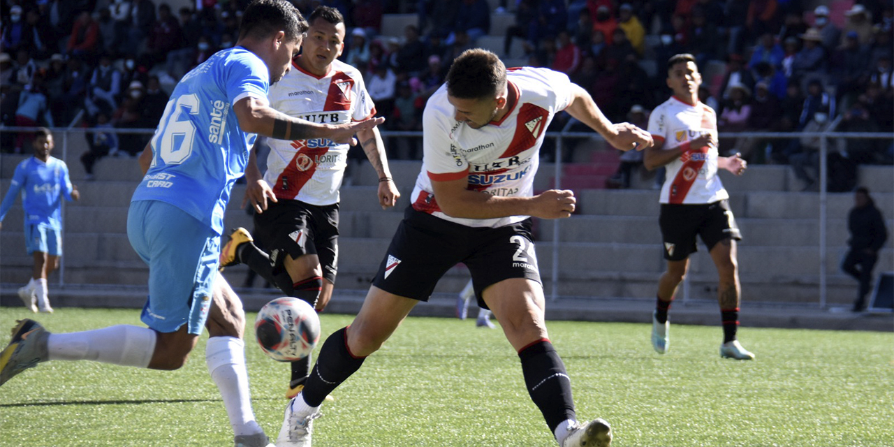 Una escena del cotejo que se disputó en el estadio de El Alto. (Fotos: Gonzalo Jallasi)