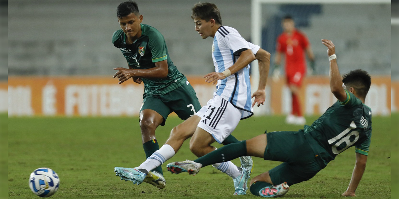 Una escena del cotejo que Argentina le ganó con dificultad a Bolivia. (Foto: Conmebol)