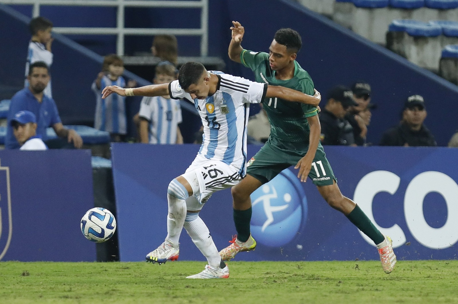 El boliviano Moisés Paniagua (11) lucha por la posesión de la pelota con Gonzalo Escudero (16).
