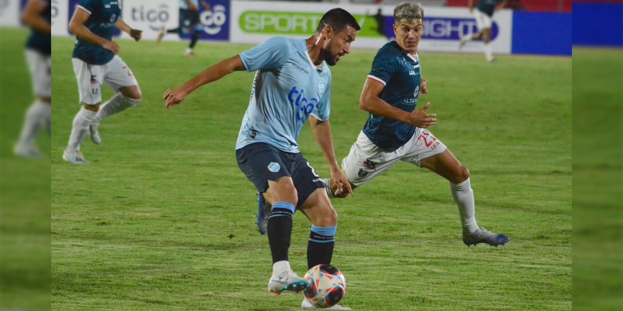 Una incidencia del partido jugado en el estadio Félix Capriles. (Foto: U de Vinto/APG)