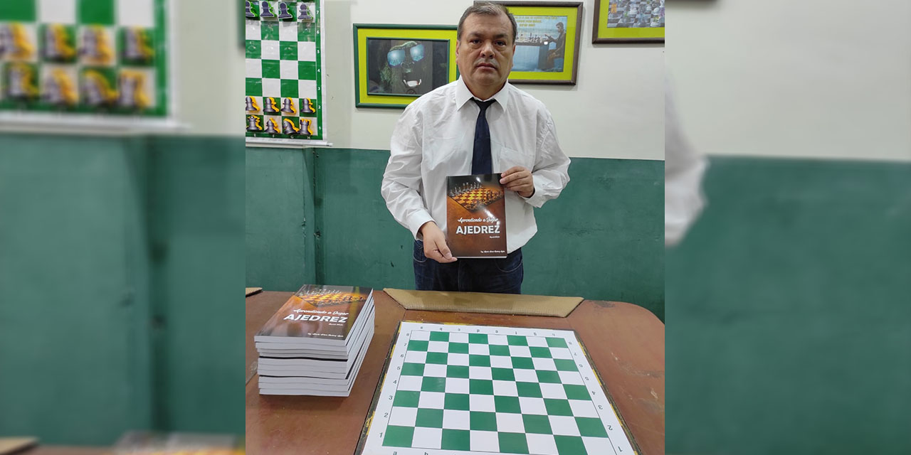 Alberto Barbery enseña el libro de enseñanza de ajedrez. | Foto: Alberto Barbery