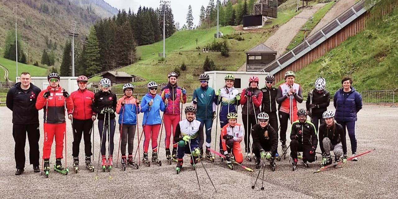 La boliviana Viviana Cassas (quinta de izquierda a derecha) en el campamento de cross country de esquí celebrado en Italia.  