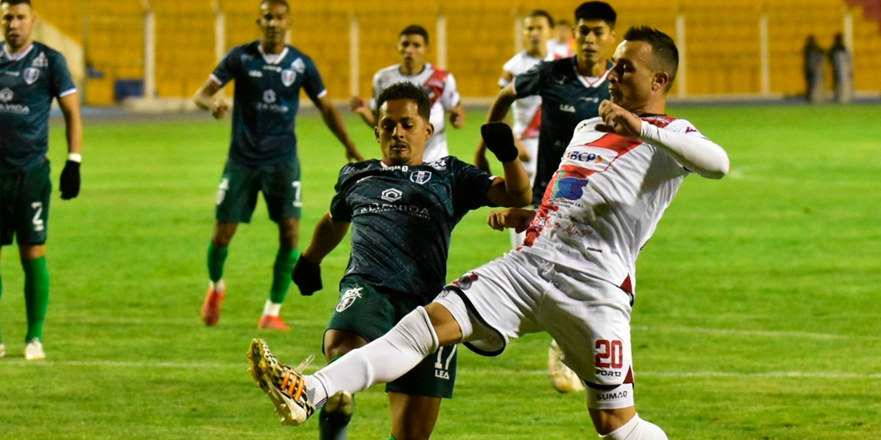 Martín Prost, de Nacional (20),  y Jefferson Santos, de Tomayapo, disputan la posesión del balón. (Foto: APG)