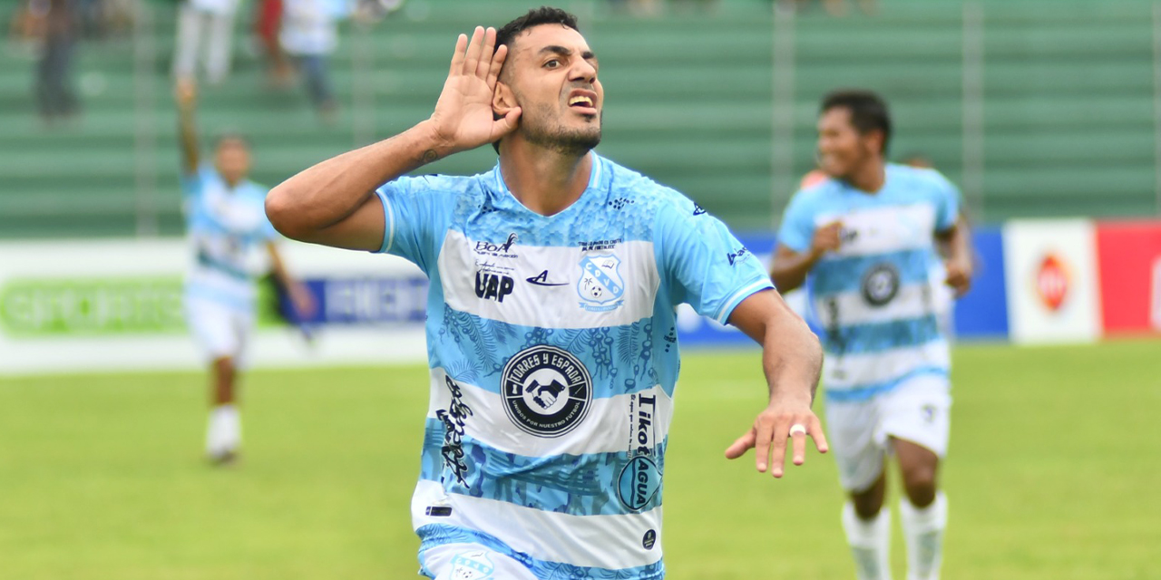 Volgliotti festeja sus goles en su despedida del equipo pandino. (Foto: APG)