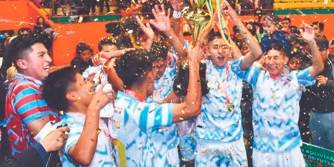 Salonistas del seleccionado orureño festejan la conquista del título. (Foto: Comisión de Futsal)