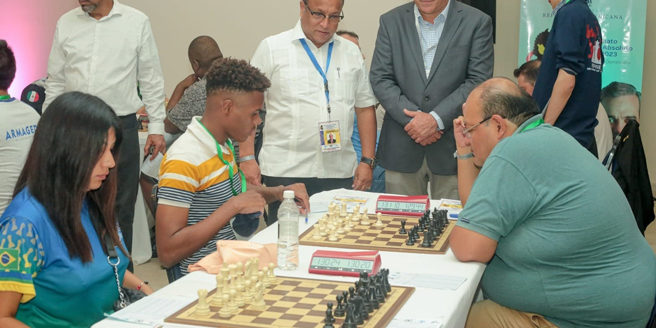 El ajedrecista boliviano Osvaldo Zambrana (der.) en una de sus partidas en el torneo continental.