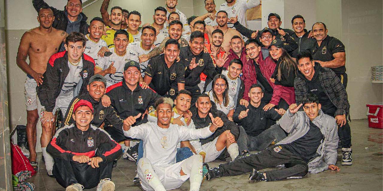 Jugadores de Real festejan el triunfo dedicado al club en su aniversario.