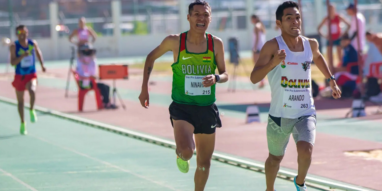 El atleta Rubén Arando ingresa a la meta primero en los 1.500 metros por delante de David Ninavia.