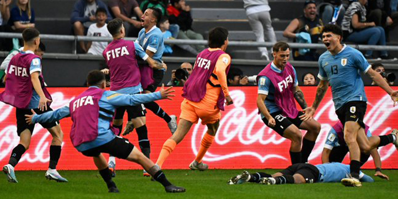 Festejo charrúa en La Plata. | Foto: @fifaworldcup_es 