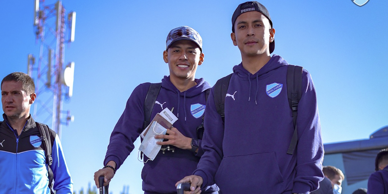 El optimismo de Ramiro Vaca y Roberto Carlos Fernández, en las afueras del Aeropuerto Internacional de El Alto, antes de emprender viaje a Brasil.
