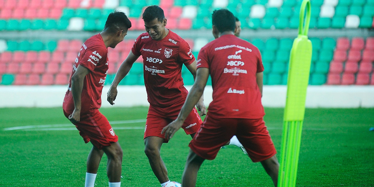 José Sagredo domina el balón en la primera práctica de la Verde, ayer en Santa Cruz. Foto: APG