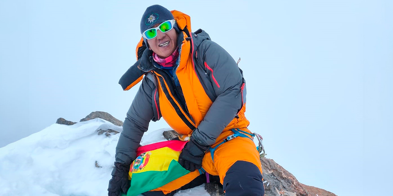 Ayaviri sostiene orgulloso la bandera nacional en la cima de la montaña Gasherbrum II. Foto: Hugo Ayaviri