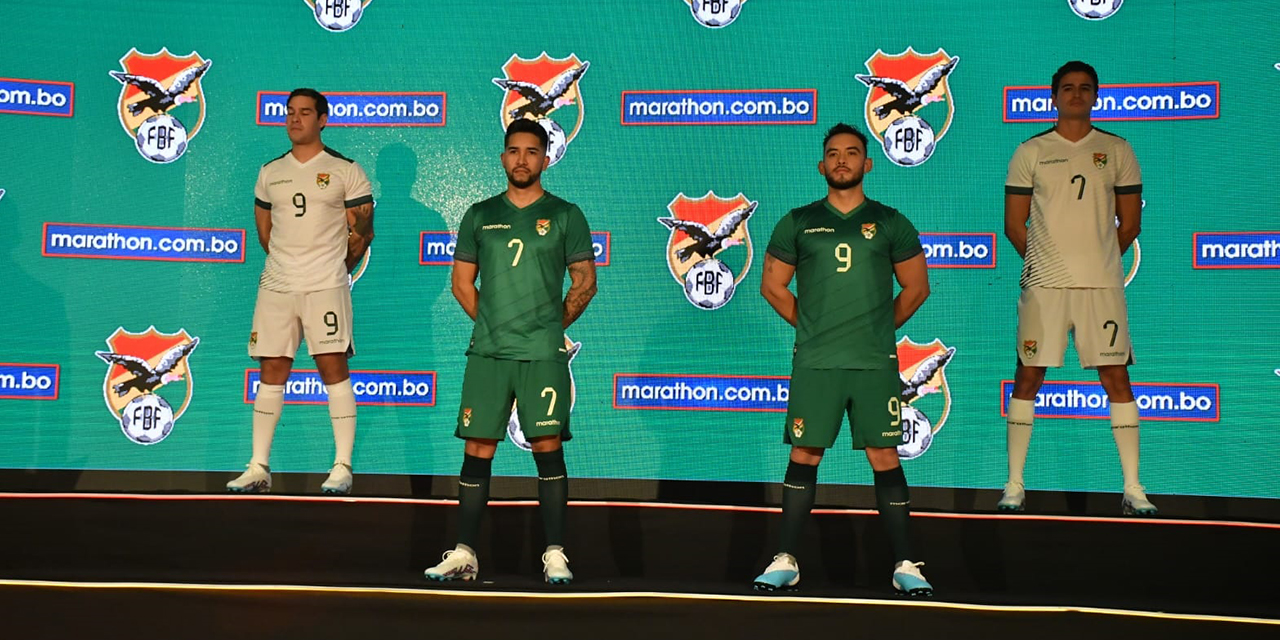 Las nuevas camisetas de la Selección boliviana, oficial (verde) y alterna (blanca), que utilizará en los partidos oficiales de las Eliminatorias al Mundial 2026 y la Copa América 2024.