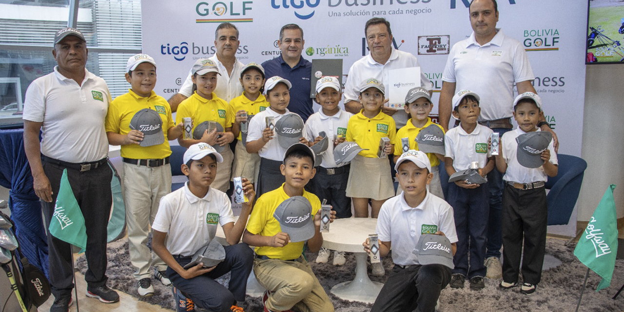 Los golfistas principiantes muestran el equipo de donación que recibieron de R&A.