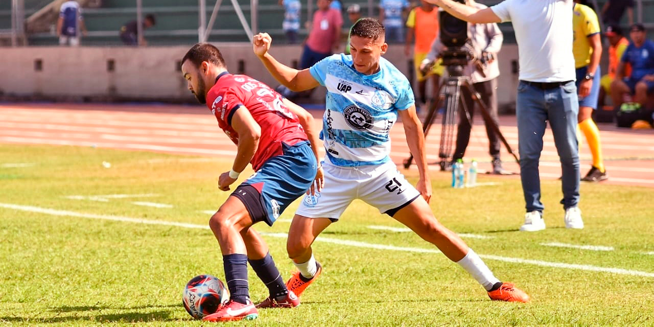 El ‘Chavo’ Orellana (15) festeja su gol con sus compañeros de Tomayapo. Fotos:  APG