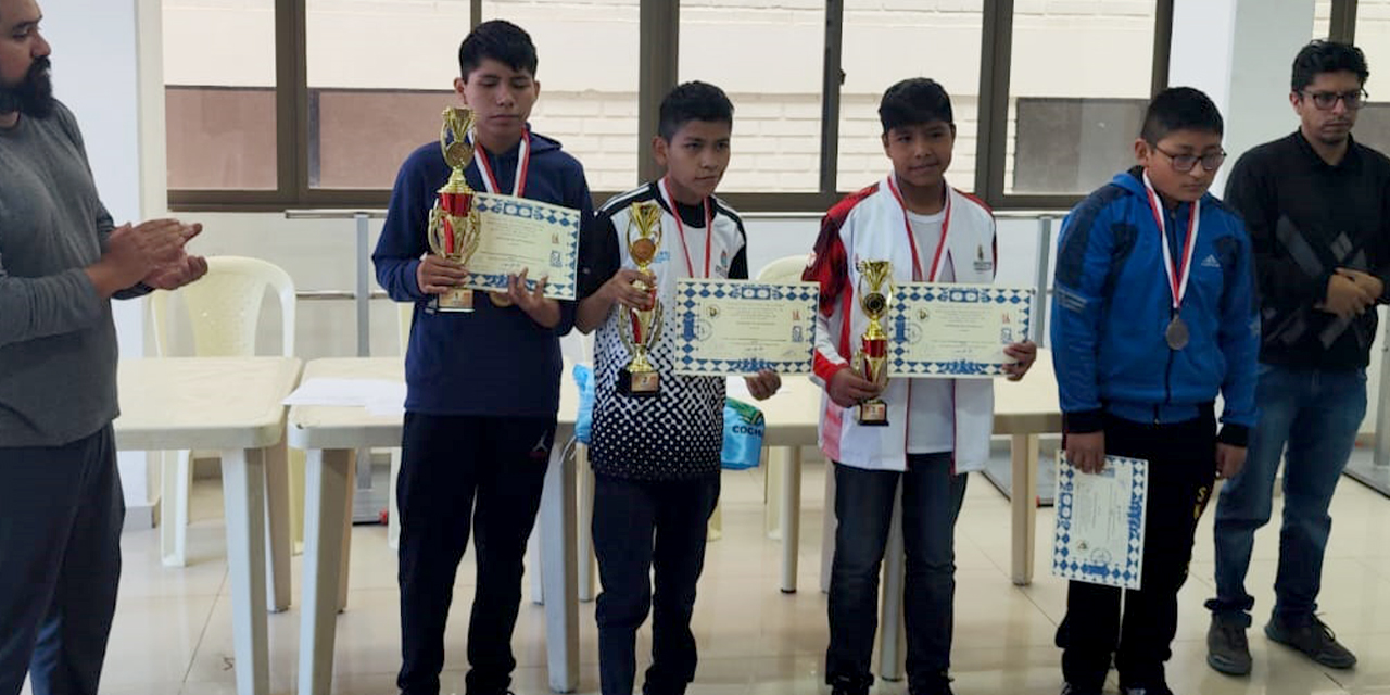 Los ganadores de la rama masculina del clasificatorio de ajedrez.