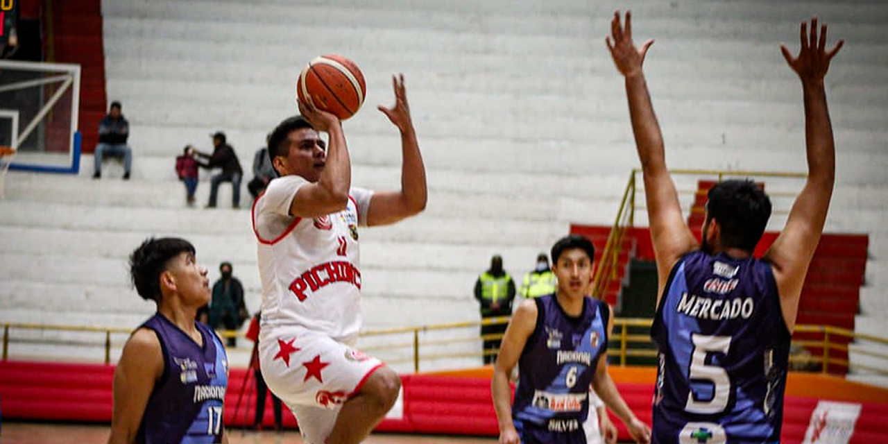 Los quintetos de Pichincha y Nacional juegan mañana un partido decisivo de la Libobásquet. Foto: Marcelo Flores