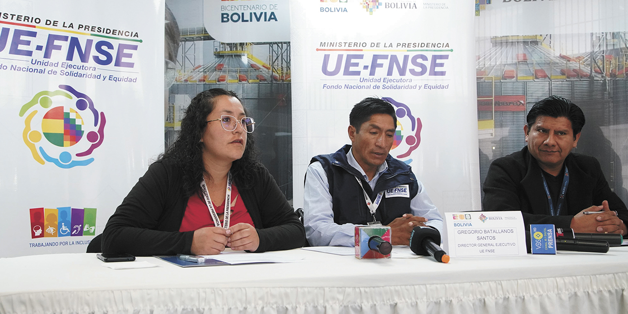 Autoridades de la comisión organizadora en el lanzamiento de la convocatoria. | Foto: Jorge Mamani