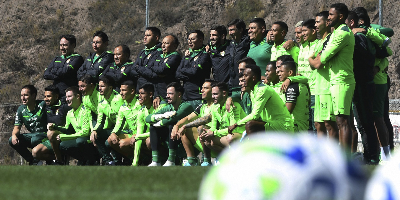 Seleccionados y cuerpo técnico de Bolivia.