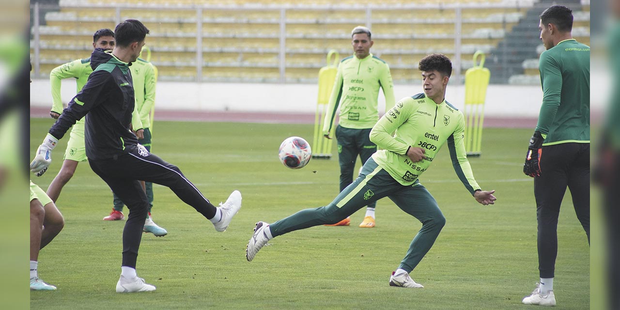 Jugadores de la Selección en la práctica que se realizó ayer en el estadio Siles. | Foto: Jorge Mamani