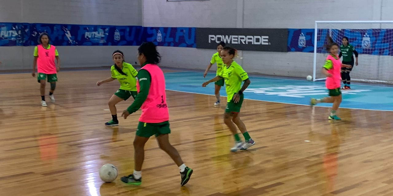 Las seleccionadas de futsal en el cierre de prácticas en Argentina. // FOTO:  COMISSIÓN DE FUTSAL