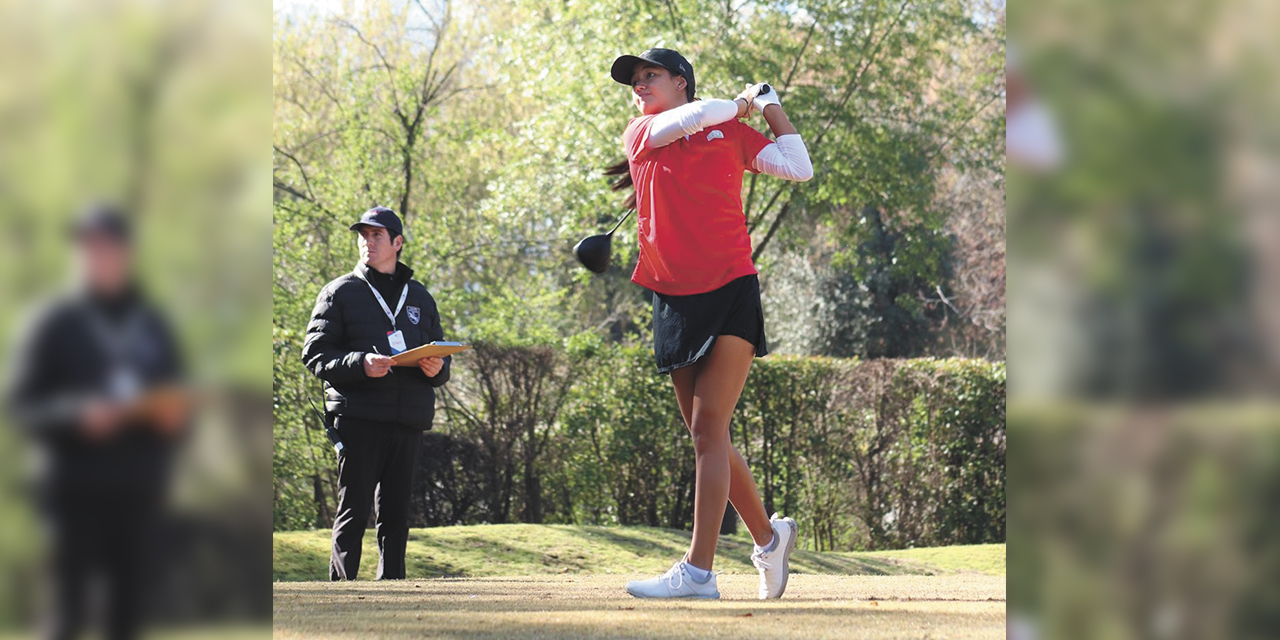 La golfista Florencia Cuéllar después de dar un golpe a la pelota.| Foto: FBG