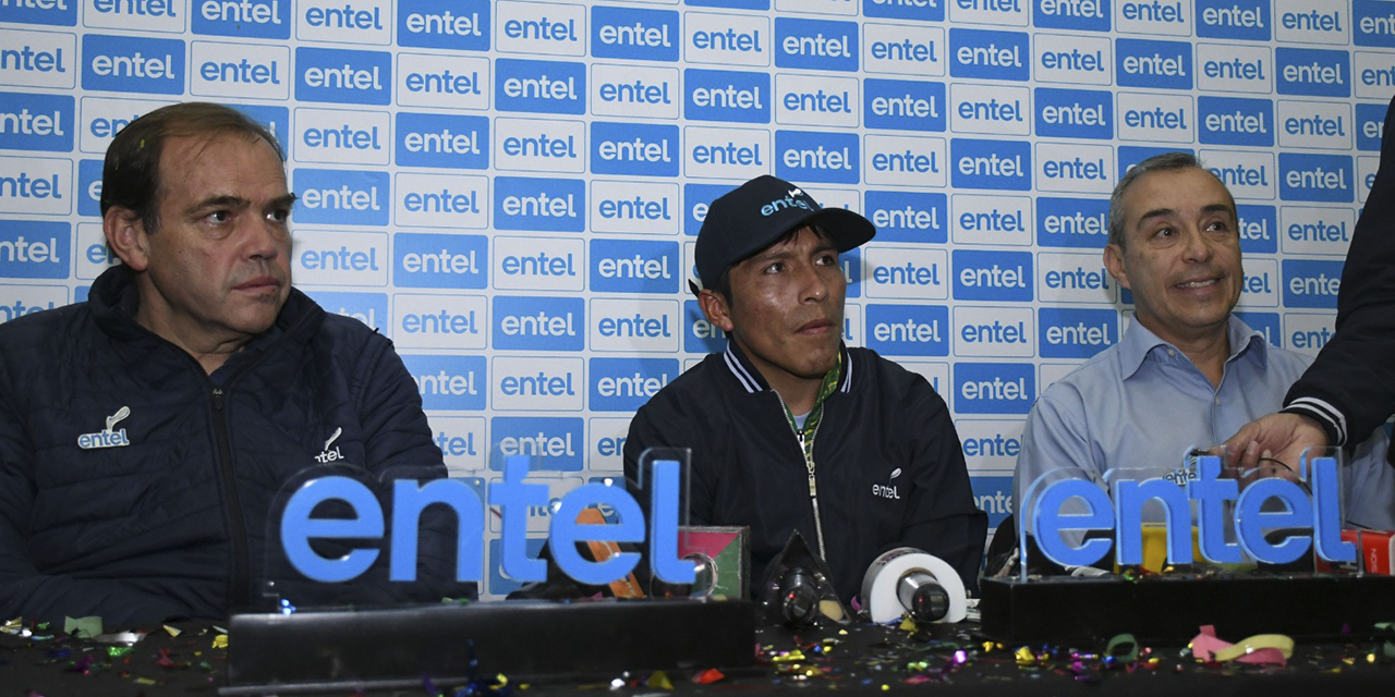 Héctor Garibay durante su presentación como miembro del equipo Entel.
