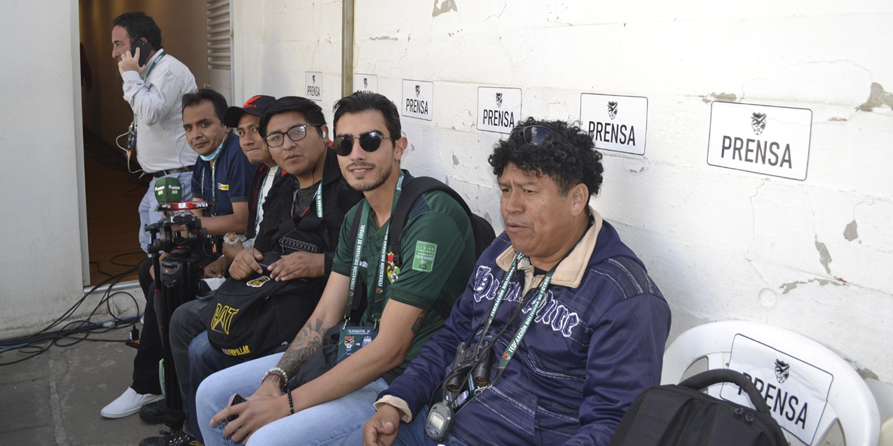 Periodistas contra la pared y sentados en asientos de plástico. | Foto: Ahora El Pueblo.