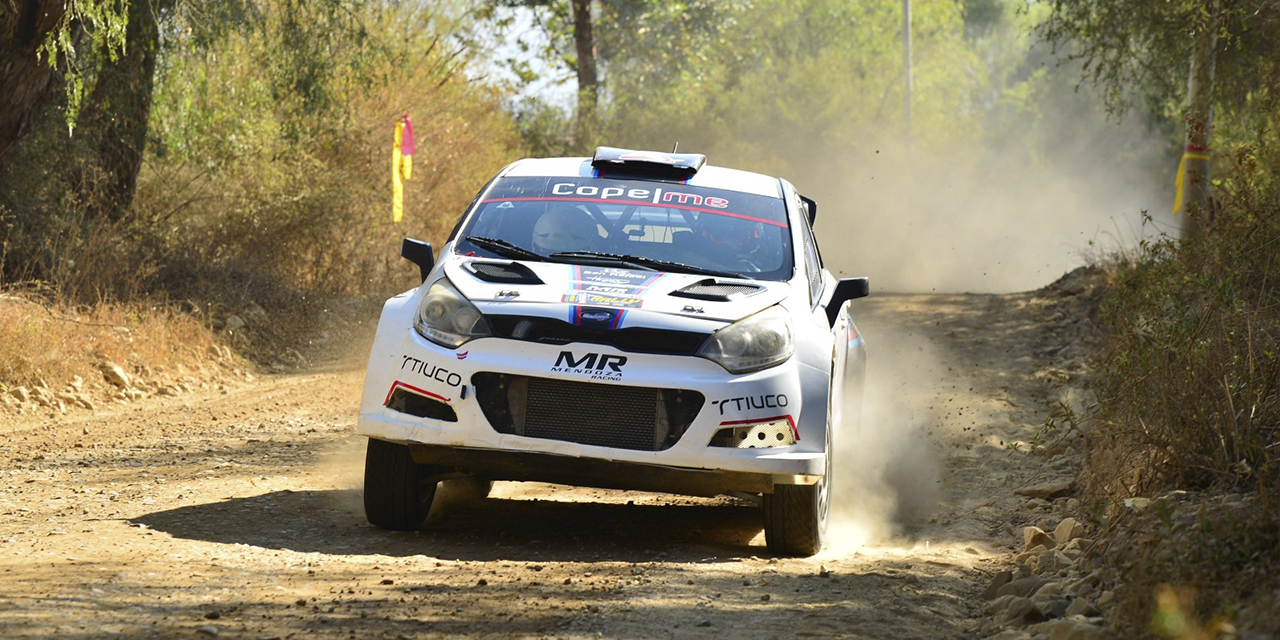 El coche del campeón por las rutas de los valles cochabambinos. | Foto: APG