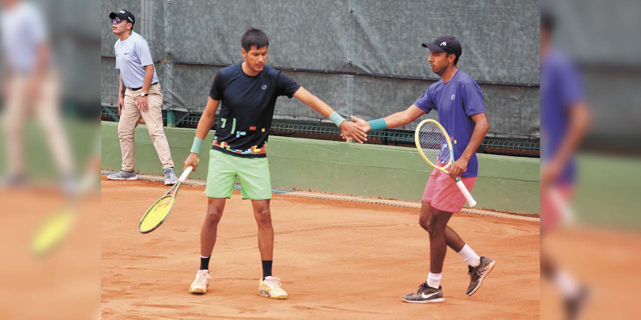 Zeballos (izq.) y Arias chocan la mano en señal de victoria. // FOTO:  DirecTV OPen