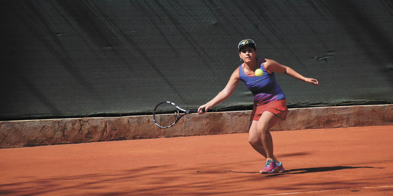 Una de las participantes en el campeonato nacional de tenis jugado en La Paz. | Foto: CTLP