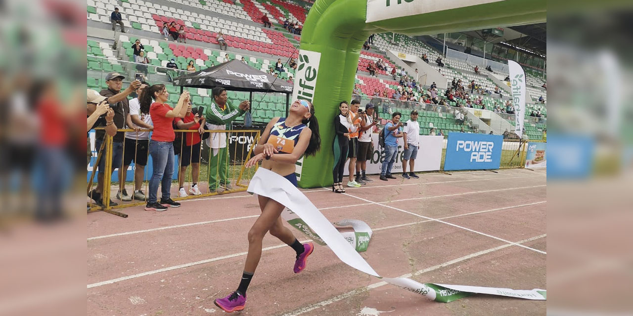 La atleta paceña Jhoselyn Camargo en el momento de cruzar la meta de la corrida internacional de Santa Cruz. | Foto: CPDST