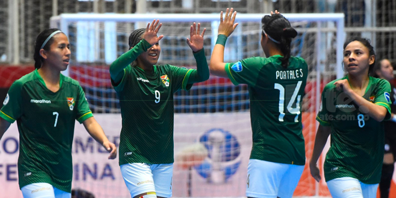 Jugadoras de la Selección de futsal festejan la victoria.