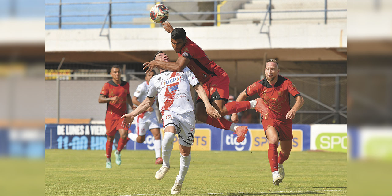 Julio Vila, de la ‘U’, despeja un balón aéreo ante la arremetida de Prost (20), de Nacional. | Foto: APG